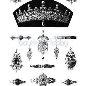 Op de afbeelding: Een zwart-witte illustratie van een kroon en verschillende juwelen, waaronder broches, hangers en armbanden. De afbeelding is afkomstig uit een vintage tijdschrift en bevat de tekst "La Perle. Die Perle. The Pearl."
