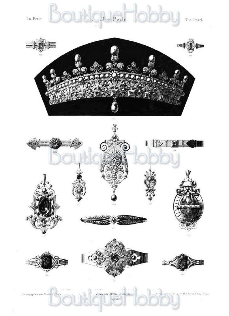 Op de afbeelding: Een zwart-witte illustratie van een kroon en verschillende juwelen, waaronder broches, hangers en armbanden. De afbeelding is afkomstig uit een vintage tijdschrift en bevat de tekst "La Perle. Die Perle. The Pearl."