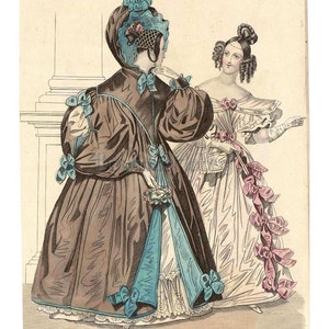 K&ouml;nnte beinhalten: Zwei Frauen in Mode des 19. Jahrhunderts, eine in einem braunen Kleid mit blauen Verzierungen und einem blauen Hut, die andere in einem wei&szlig;en Kleid mit rosa Verzierungen. Das Bild stammt aus einer Modezeitschrift und enth&auml;lt den Text "Costumes Parisiens" und "1835".