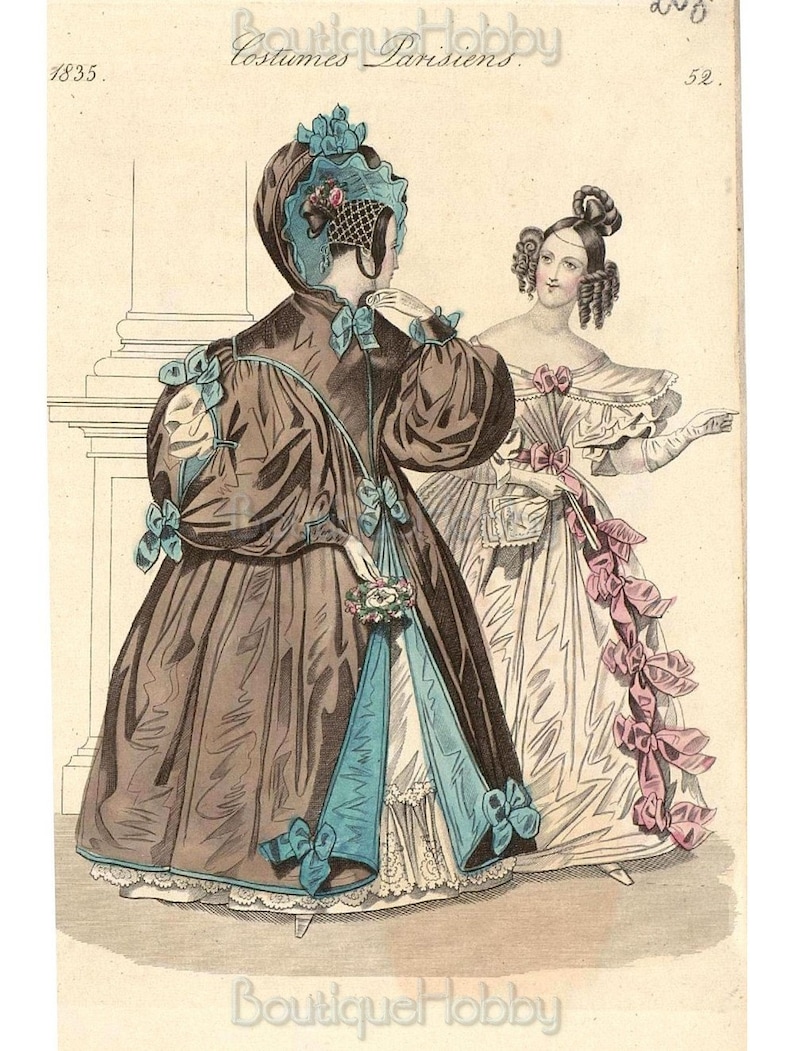 K&ouml;nnte beinhalten: Zwei Frauen in Mode des 19. Jahrhunderts, eine in einem braunen Kleid mit blauen Verzierungen und einem blauen Hut, die andere in einem wei&szlig;en Kleid mit rosa Verzierungen. Das Bild stammt aus einer Modezeitschrift und enth&auml;lt den Text "Costumes Parisiens" und "1835".