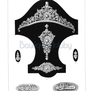 Pu&ograve; includere: Un'illustrazione in bianco e nero di una tiara, una collana e orecchini. I gioielli sono adornati con perle e diamanti. L'immagine &egrave; tratta da un catalogo di gioielli vintage.