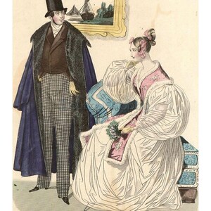 K&ouml;nnte beinhalten: Eine Vintage-Illustration, die ein Paar in modischer Kleidung zeigt. Die Frau tr&auml;gt ein wei&szlig;es Kleid mit einem rosa G&uuml;rtel und einem Pelzbesatz. Der Mann tr&auml;gt einen schwarzen Zylinder, einen dunklen Mantel und eine karierte Hose. Das Bild ist vor einem hellen Hintergrund mit einem gerahmten Bild eines Segelschiffs platziert.
