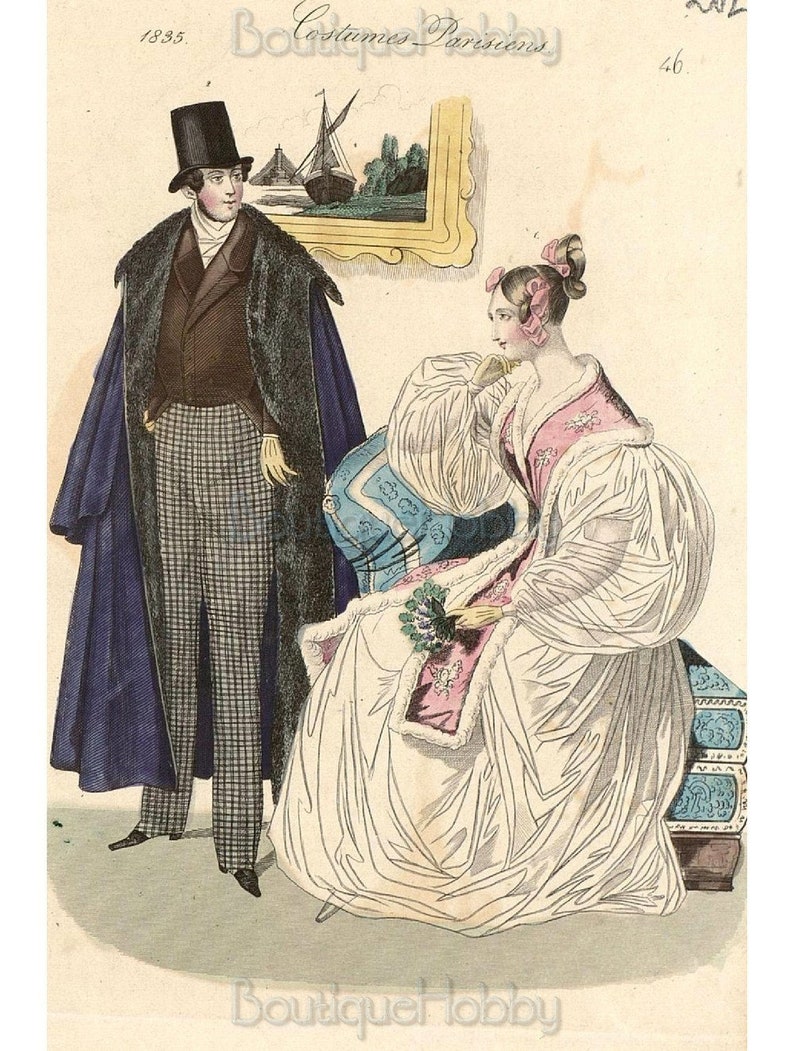 K&ouml;nnte beinhalten: Eine Vintage-Illustration, die ein Paar in modischer Kleidung zeigt. Die Frau tr&auml;gt ein wei&szlig;es Kleid mit einem rosa G&uuml;rtel und einem Pelzbesatz. Der Mann tr&auml;gt einen schwarzen Zylinder, einen dunklen Mantel und eine karierte Hose. Das Bild ist vor einem hellen Hintergrund mit einem gerahmten Bild eines Segelschiffs platziert.