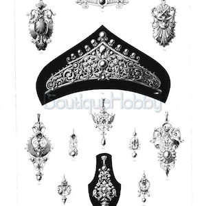 Op de afbeelding: Een zwart-witte illustratie van een tiara en verschillende sieraden, waaronder hangers en oorbellen. De afbeelding is afkomstig uit een vintage boek en bevat de tekst "Die Perle" en "La Perle".