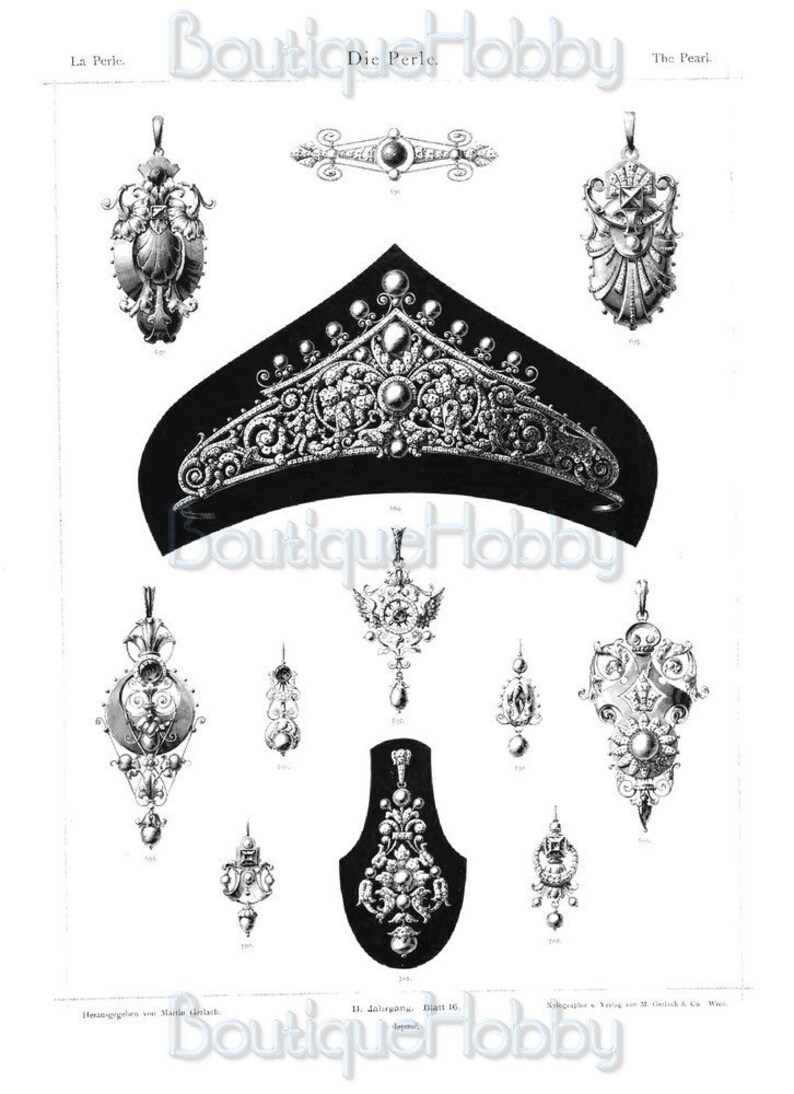 Op de afbeelding: Een zwart-witte illustratie van een tiara en verschillende sieraden, waaronder hangers en oorbellen. De afbeelding is afkomstig uit een vintage boek en bevat de tekst "Die Perle" en "La Perle".