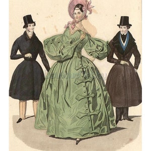 K&ouml;nnte beinhalten: Eine Vintage-Modeillustration aus dem Jahr 1835, die drei Personen in Kleidung aus dem 19. Jahrhundert zeigt. Eine Frau in einem gr&uuml;nen Kleid mit einem rosa Hut steht in der Mitte, w&auml;hrend zwei Personen in schwarzen M&auml;nteln und Zylindern auf beiden Seiten stehen.