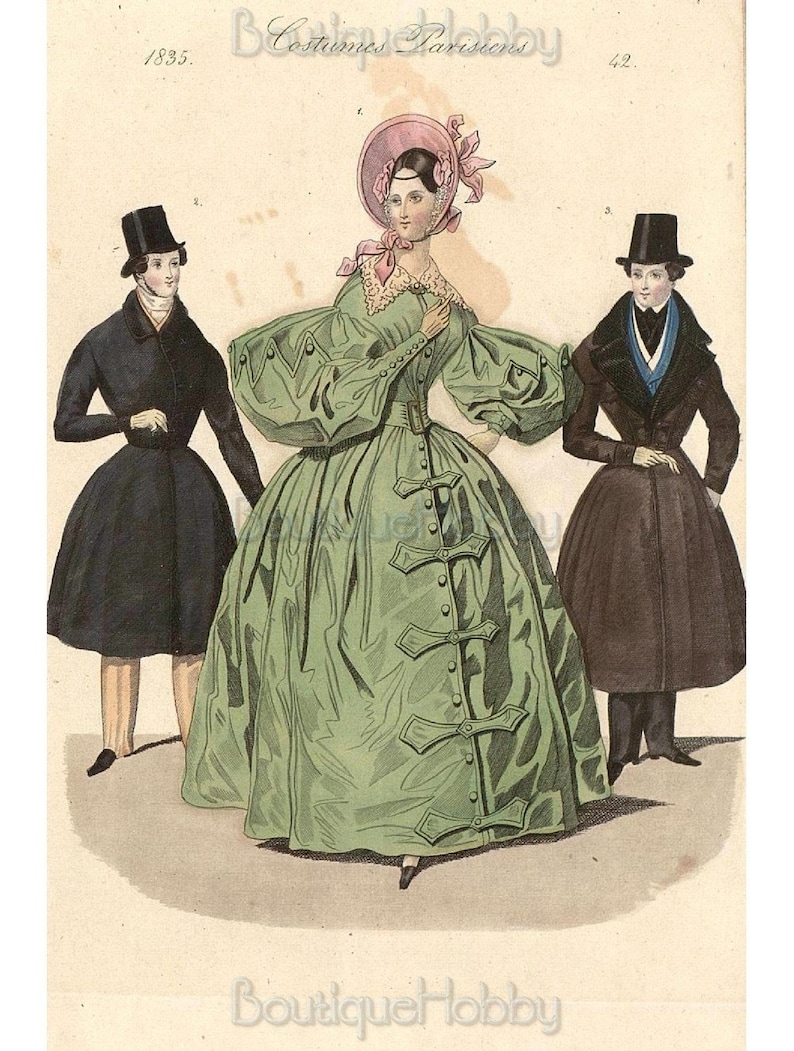 K&ouml;nnte beinhalten: Eine Vintage-Modeillustration aus dem Jahr 1835, die drei Personen in Kleidung aus dem 19. Jahrhundert zeigt. Eine Frau in einem gr&uuml;nen Kleid mit einem rosa Hut steht in der Mitte, w&auml;hrend zwei Personen in schwarzen M&auml;nteln und Zylindern auf beiden Seiten stehen.