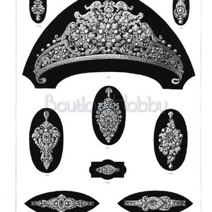 Pu&ograve; includere: Un'illustrazione in bianco e nero di una tiara di diamanti e altri gioielli. La tiara ha la forma di una mezzaluna con un grande diamante centrale e diamanti pi&ugrave; piccoli che la circondano. Gli altri gioielli includono un ciondolo, una spilla e un anello.