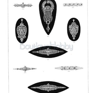 Pu&ograve; includere: Una pagina di una rivista vintage che presenta illustrazioni di vari design di gioielli. I design includono spille, ciondoli e braccialetti. I gioielli sono adornati con dettagli intricati e pietre preziose scintillanti.