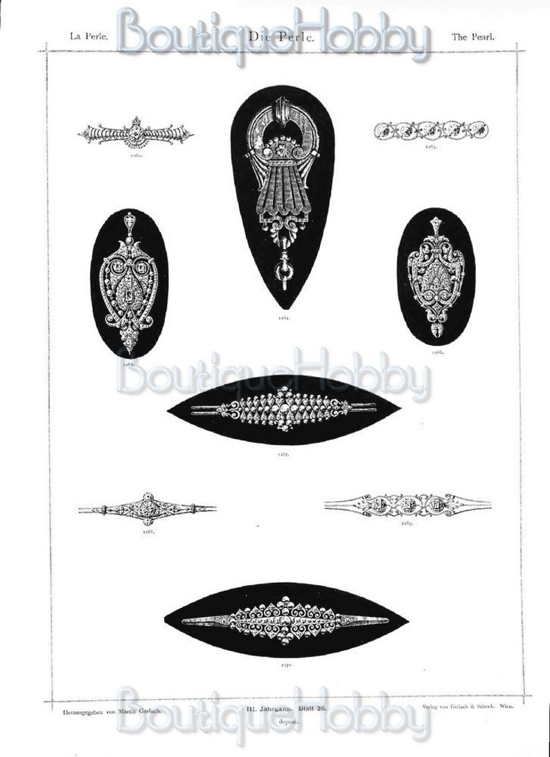 Pu&ograve; includere: Una pagina di una rivista vintage che presenta illustrazioni di vari design di gioielli. I design includono spille, ciondoli e braccialetti. I gioielli sono adornati con dettagli intricati e pietre preziose scintillanti.