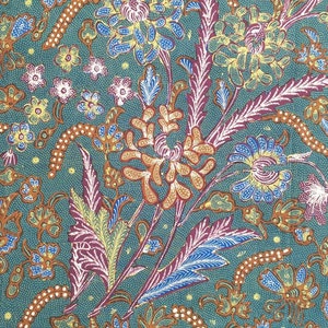 Puede incluir: Una tela azul verdosa con un patrón repetitivo de flores estilizadas en tonos naranja, amarillo, azul, rosa y blanco. Las flores están rodeadas de pequeños puntos blancos y un patrón repetitivo de pequeñas flores blancas.