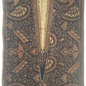 Peut inclure: Textile or tissu avec un motif batik détaillé dans les tons marron, marine et crème. Le motif présente des motifs floraux et géométriques, avec un panneau central crème. Les bords sont finis avec une bordure à motifs.