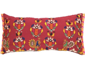 coussin brodé indien rouge vintage, oreiller de jupe de mariage Kutch, décoration ethnique, intérieur maximaliste