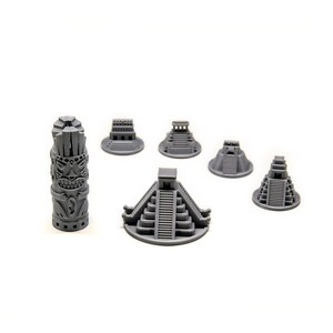 Op de afbeelding: Een set van zes grijze 3D-geprinte miniatuurstructuren, waaronder een Maya-piramide, een totempaal en vier kleinere piramides. De structuren staan allemaal op een witte achtergrond.