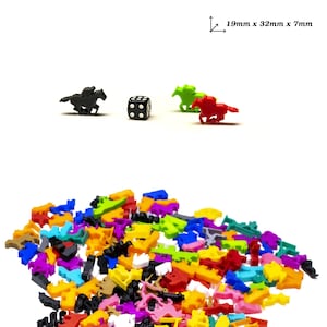 Puede incluir: Un mont&oacute;n de caballos de pl&aacute;stico de colores, un dado negro y tres caballos de diferentes colores. Los caballos miden 19 mm x 32 mm x 7 mm.