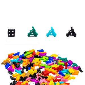 Könnte beinhalten: Ein großer Haufen bunter Plastik-Spielsteine, darunter Motorräder und Figuren. Es gibt einen schwarzen Würfel und drei Plastikmotorräder mit Fahrern in Blau, Grün und Schwarz.