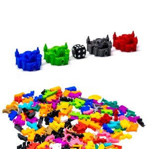 Può includere: Una collezione di pezzi di castello in plastica colorata e un dado nero. I pezzi del castello sono di vari colori, tra cui rosso, verde, blu e grigio. Il dado è nero con punti bianchi.