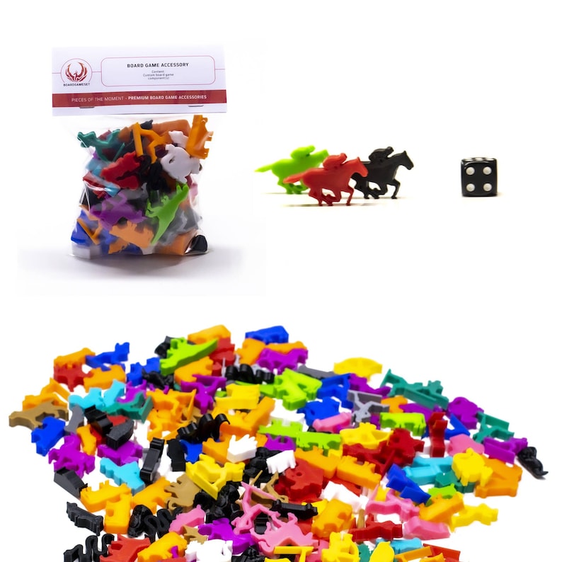 Puede incluir: Una bolsa de piezas de juego de pl&aacute;stico de colores con forma de caballos, junto con cuatro caballos de diferentes colores y un dado negro de seis caras. La bolsa tiene una etiqueta que dice "Accesorio de juego de mesa".