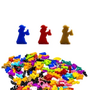 Puede incluir: Un montón de piezas de juego de plástico de colores, incluyendo figuras azules, rojas y marrones con sombreros y vasos de precipitados. Las figuras están dispuestas en una fila en la parte superior de la imagen.