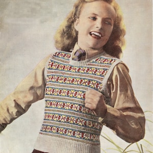 Può includere: Una donna indossa un gilet di maglia bianco con un motivo geometrico colorato. Il gilet ha un collo a V ed è senza maniche. La donna indossa anche una camicia marrone con una cravatta viola.