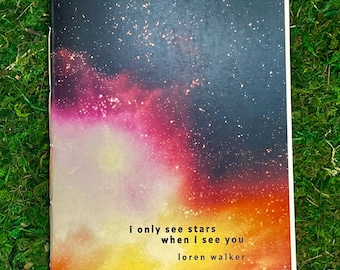 Könnte beinhalten: Ein Buch mit einem Galaxie-Motiv auf dem Cover. Das Cover zeigt eine Nebelwolke in den Farben Rosa, Orange und Gelb. Der Titel des Buches lautet "i only see stars when i see you" von Loren Walker.