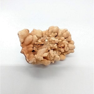 El gran espécimen de ónix natural de Kokoweef Conocido como &quot;palomitas de maíz de cueva&quot;, es una estalactita que se encuentra en la caverna de Kokoweef en el sur de California.
