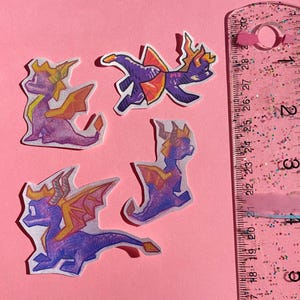 ZESTAW 4 klasycznych naklejek papierowych Spyro the Dragon Naklejki na laptopy 2”