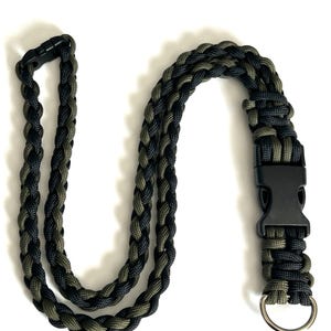 TAMAÑOS COMUNES 32”, 34”, 36”, Cordón para insignia Paracord 550: longitudes y colores opcionales, hebilla de metal, broche giratorio de acero inoxidable, llavero de acero inoxidable.