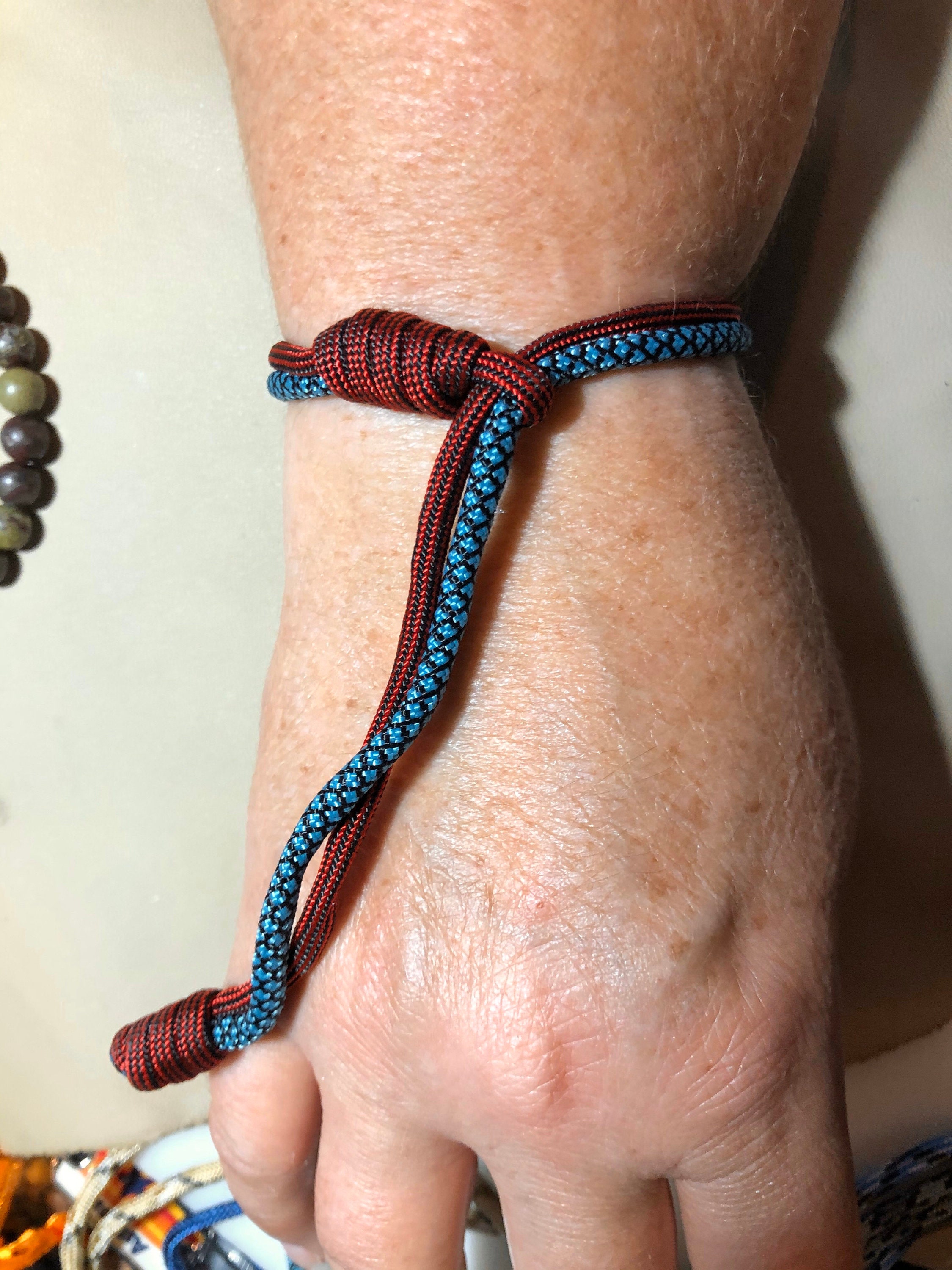 Paracord Knots With 2 Strands Four strand paracord braid. Paracord