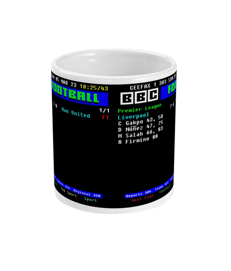 Op de afbeelding: Witte keramische mok met een zwarte achtergrond met een retro voetbalscore-afbeelding. De afbeelding bevat het BBC-logo, teamscores en spelersnamen. De mok heeft een gebogen handvat en een glanzende afwerking.
