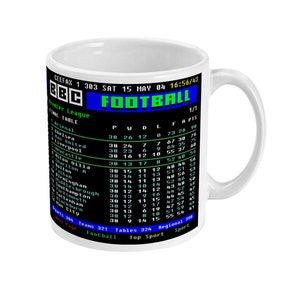 K&ouml;nnte beinhalten: Wei&szlig;e Keramik-Tasse mit einem Retro-Design der BBC Football Premier League Abschlusstabelle. Die Tasse zeigt die Team-Wertungen, darunter Arsenal, Chelsea und Man United, mit Ergebnissen und Statistiken.