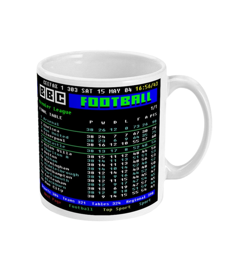 K&ouml;nnte beinhalten: Wei&szlig;e Keramik-Tasse mit einem Retro-Design der BBC Football Premier League Abschlusstabelle. Die Tasse zeigt die Team-Wertungen, darunter Arsenal, Chelsea und Man United, mit Ergebnissen und Statistiken.