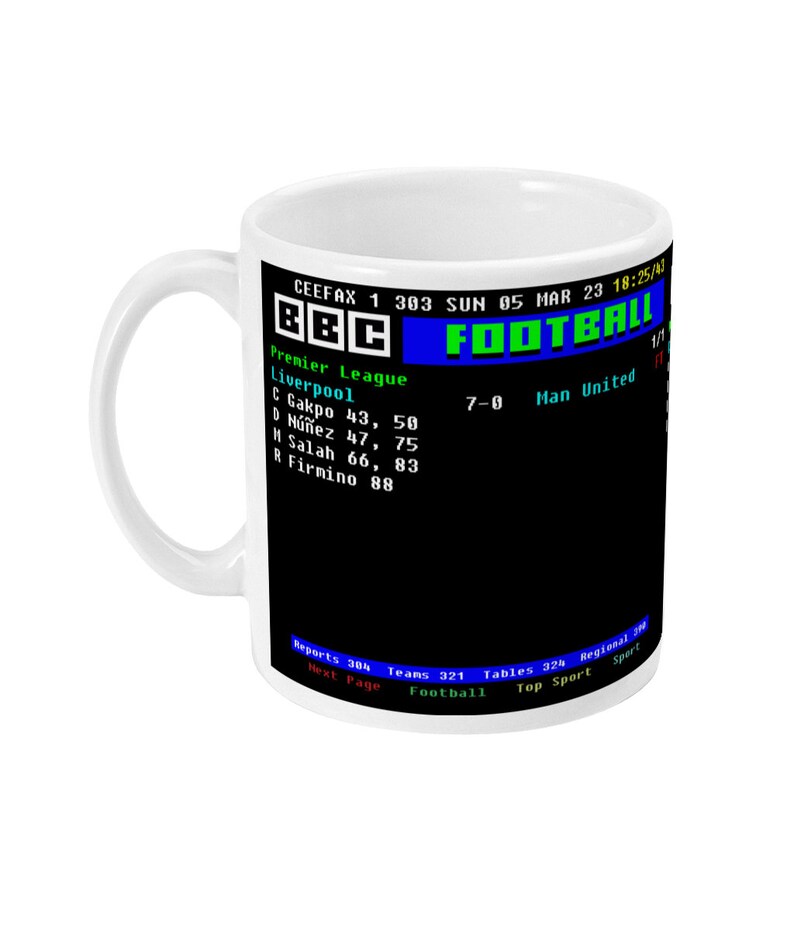 Op de afbeelding: Witte keramische mok met een retro BBC Football-afbeelding, met een Premier League-score. De mok toont een Liverpool vs. Man United score van 7-0. Voor voetbalfans.