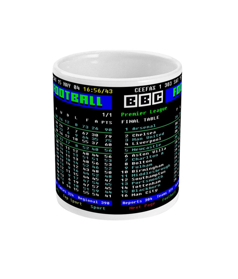 K&ouml;nnte beinhalten: Wei&szlig;er Keramikbecher mit einem Retro-Fu&szlig;balltabellen-Grafik von BBC Ceefax. Das Design zeigt Team-Tabellen, Daten und das Wort "FOOTBALL". Ein einzigartiges Geschenk f&uuml;r Sportfans.