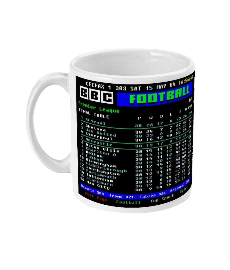 K&ouml;nnte beinhalten: Wei&szlig;er Keramikbecher mit einer Premier League-Abschlusstabelle von BBC Football. Der Becher zeigt die Team-Wertungen, einschlie&szlig;lich Arsenal, Chelsea und Manchester United, in einem Retro-Pixel-Stil. Der Becher hat einen wei&szlig;en Griff.