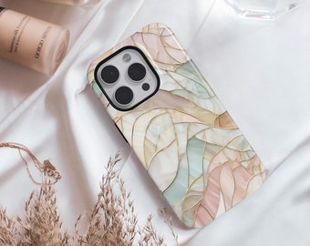 Puede incluir: Una funda para teléfono con un diseño abstracto colorido que presenta un mosaico de colores pastel rosa, azul y verde con acentos dorados. La funda tiene un recorte para la cámara y un fondo blanco.