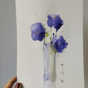 Fiori blu in un vaso alto, bellissimo dipinto impressionista su carta, acquerello senza cornice, opera d'arte originale unica dalla Romania