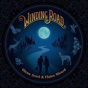 Puede incluir: Una portada de álbum circular con un fondo azul oscuro y un camino sinuoso que conduce a una luna llena. El texto "WINDING ROAD" está en letras doradas en la parte superior de la portada. El texto "Glenn Arzel & Claire Nivard" está en letras doradas en la parte inferior de la portada.