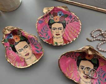 Frida Kahlo Oyster Shell Ring Dish, Frida, CoastalJewelry Holder, Kahlo Gifts, Trinket Dish, Frida Kahlo Art, Beach Theme Gift, Gift for her