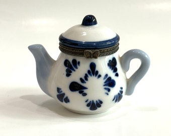 Vintage bleu cobalt bébé théière miniature en porcelaine peinte à la main, charnière, bibelot, boîte à bijoux, collection de théières pour maison de poupée