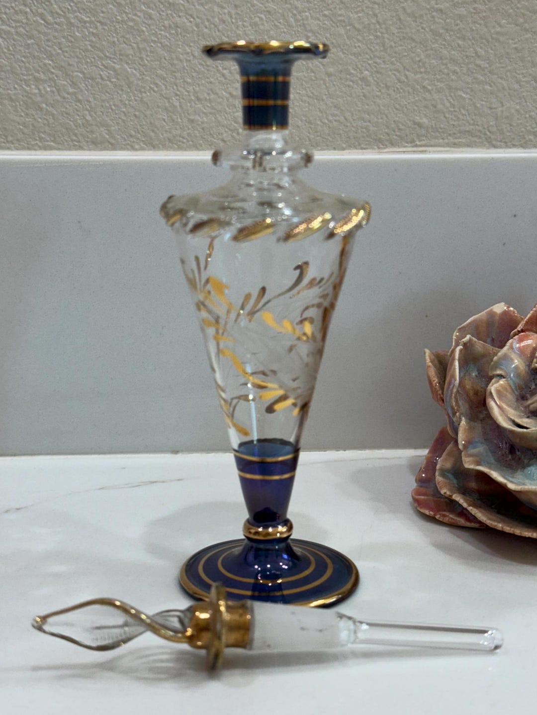 アンティーク　金箔装飾の香水瓶 1940年代のアンティークアメジスト香水瓶：金箔とフロストフラワー