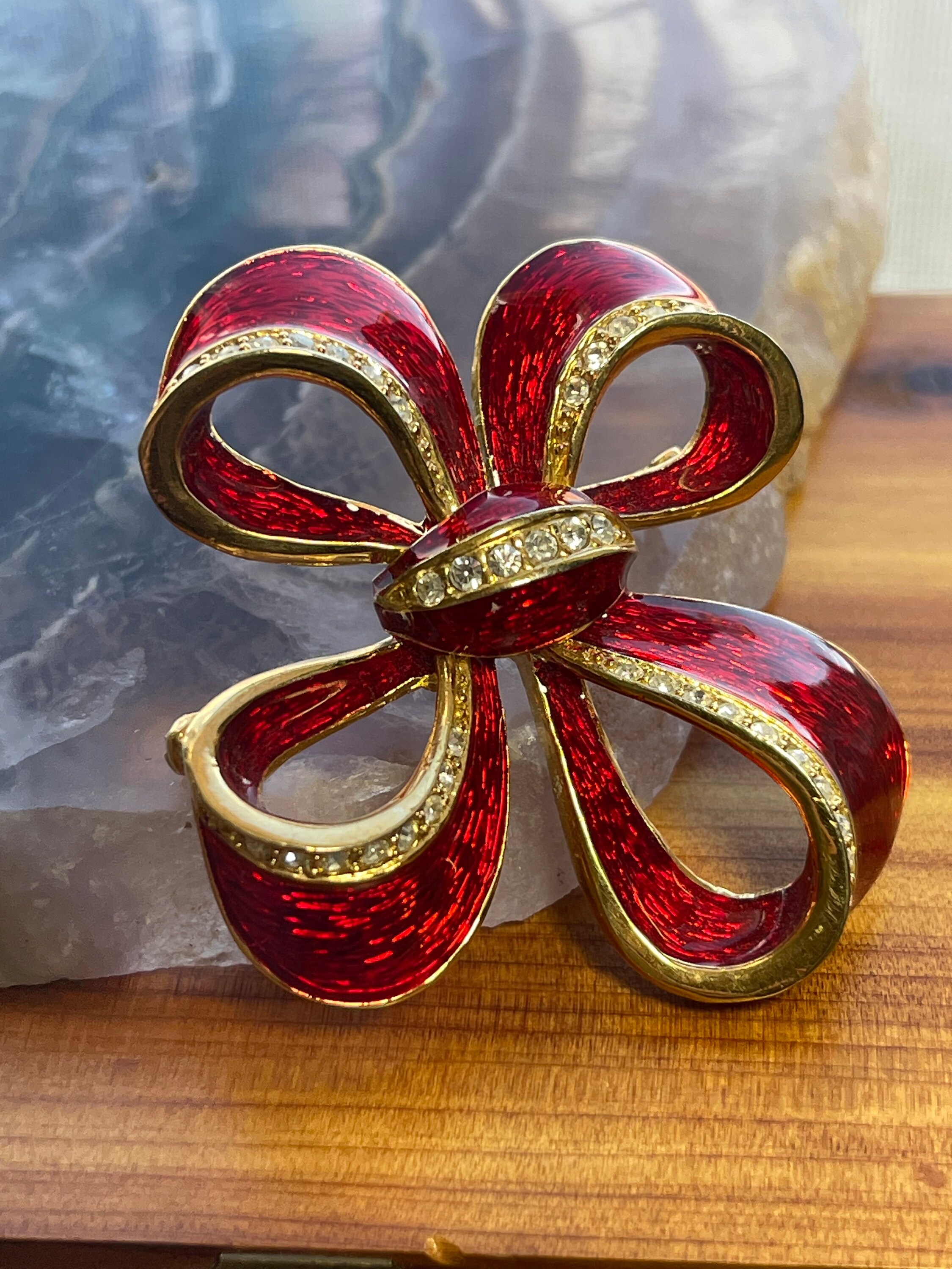 Broche Vintage Dorée Avec Strass Rouge Et Nœud - Petit Prix - Fabriquée En France