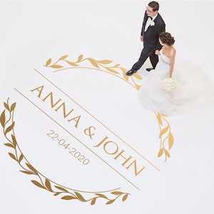 Może przedstawiać: Naklejka podłogowa na ceremonię ślubną z wzorem złotego wieńca i tekstem "Anna & John" oraz datą "22-04-2020".