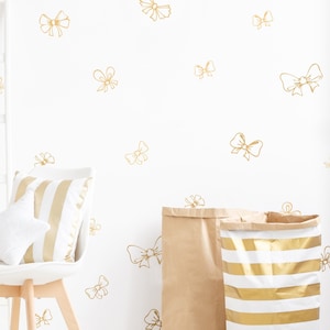Calcomanía de pared de pajarita / Es una niña / Calcomanías de pared de vinilo / Calcomanías de mural de pared / Calcomanías de pared de cinta / Lindo WallStickers Bow Nursery Decor 198