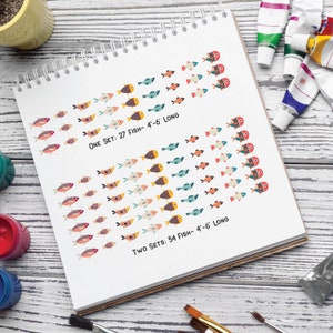 Op de afbeelding: Twee sets kleurrijke vis stickers, elke set bevat 27 vissen. De vissen zijn in een diagonale lijn gerangschikt, met de grootste vis bovenaan en de kleinste vis onderaan. De tekst "ONE SET: 27 FISH - 4-6' LONG" staat onder de eerste set vissen, en de tekst "TWO SETS: 54 FISH - 4-6' LONG" staat onder de tweede set vissen.