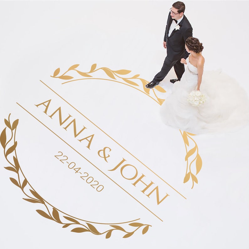 Może przedstawiać: Naklejka podłogowa na ceremonię ślubną z wzorem złotego wieńca i tekstem "Anna & John" oraz datą "22-04-2020".