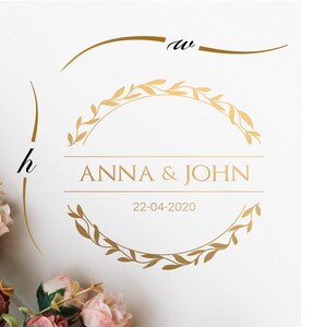 Może przedstawiać: Złote zaproszenie ślubne z kwiatowym wzorem wieńca i tekstem "Anna & John" oraz "22-04-2020".