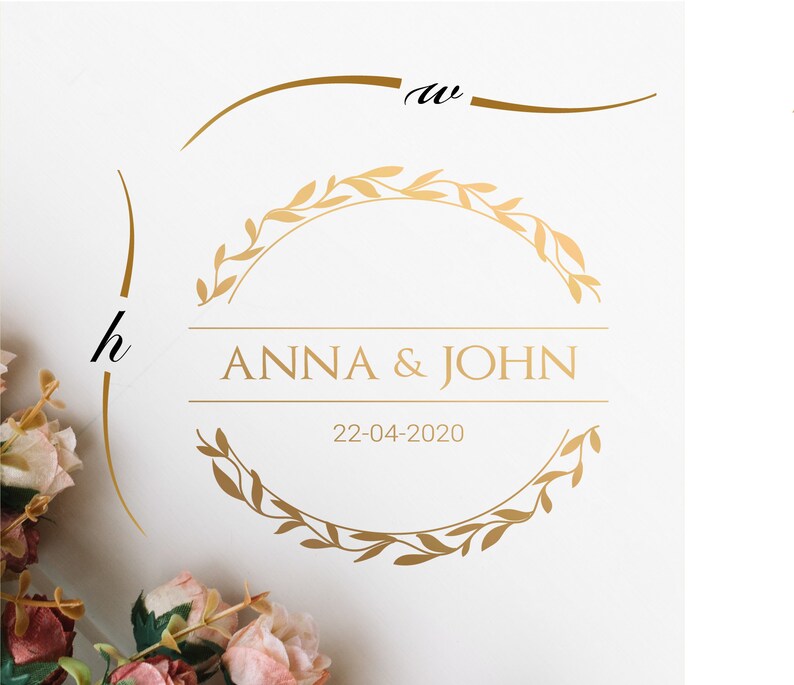Może przedstawiać: Złote zaproszenie ślubne z kwiatowym wzorem wieńca i tekstem "Anna & John" oraz "22-04-2020".