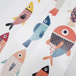 Op de afbeelding: Een set kleurrijke visvormige stickers met verschillende patronen en ontwerpen. De stickers zijn perfect om elke oppervlakte een speelse touch te geven.