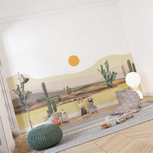 K&ouml;nnte beinhalten: Ein Wandbild mit einer W&uuml;stenlandschaft, gr&uuml;nen Kakteen, sanften H&uuml;geln in Gelb- und Braunt&ouml;nen sowie einer soliden orangefarbenen Sonne vor wei&szlig;em Himmel. Die Szene ist in einem flachen, grafischen Stil gehalten und bedeckt die Wand.